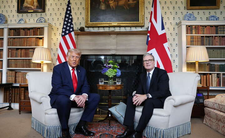 Prezydent Donald Trump (L) i premier Keir Starmer w trakcie spotkania w rezydencji premiera Wielkiej Brytanii w Aylesbury / autor: PAP/ EPA/NEIL HALL