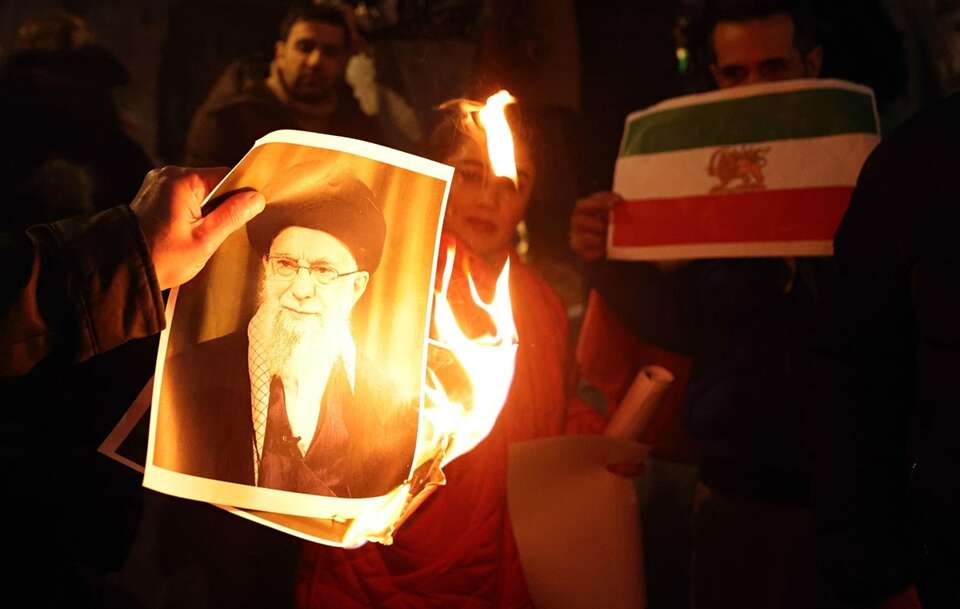 Co najmniej 648 osób zginęło podczas tłumienia protestów w Iranie  / autor: EPA/NEIL HALL Dostawca: PAP/EPA.