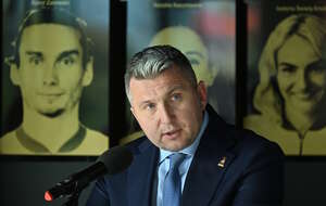 Prezes PKOl Radosław Piesiewicz podczas briefingu prasowego w związku z „wieloma zapytaniami mediów w sprawie sponsora generalnego PKOl - zondacrypto” w Warszawie / autor: PAP/Piotr Nowak