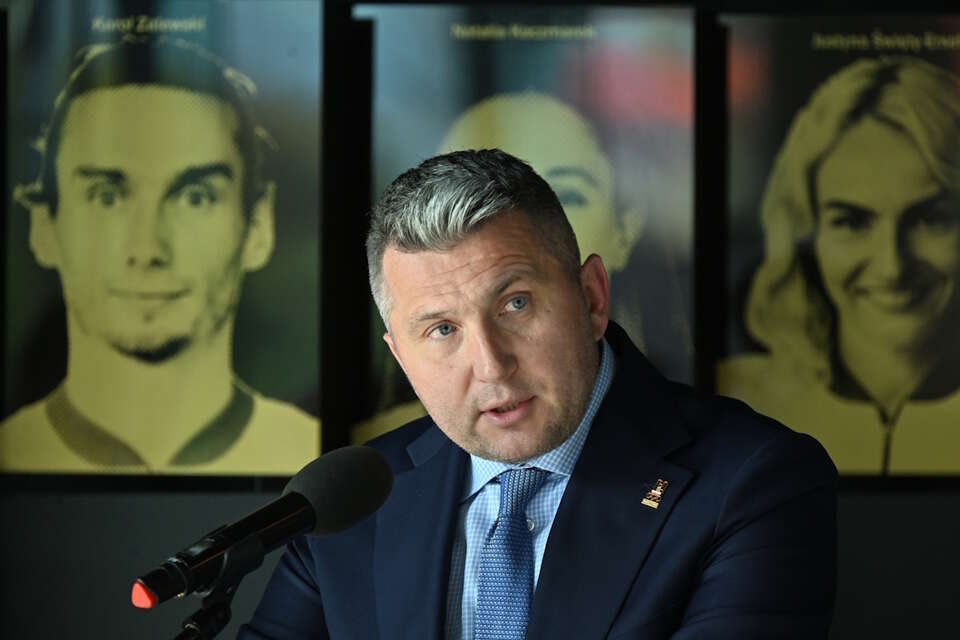 Prezes PKOl Radosław Piesiewicz podczas briefingu prasowego w związku z „wieloma zapytaniami mediów w sprawie sponsora generalnego PKOl - zondacrypto” w Warszawie / autor: PAP/Piotr Nowak