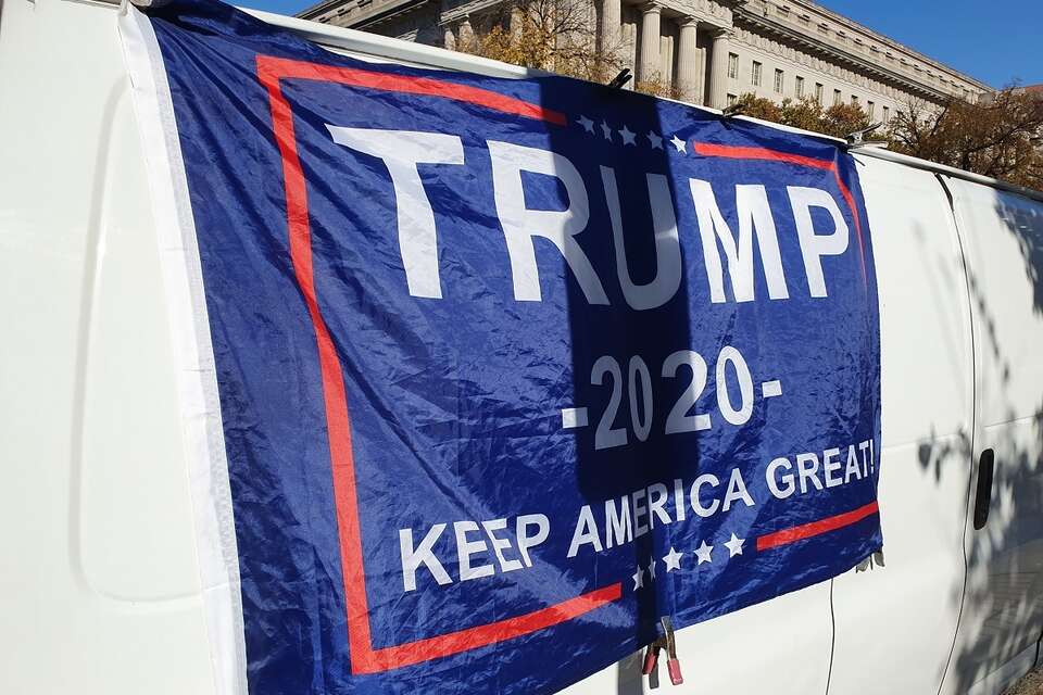 Na zdj. plakat wyborczy z kampanii Donalda Trumpa z 2020 roku / autor: Fratria