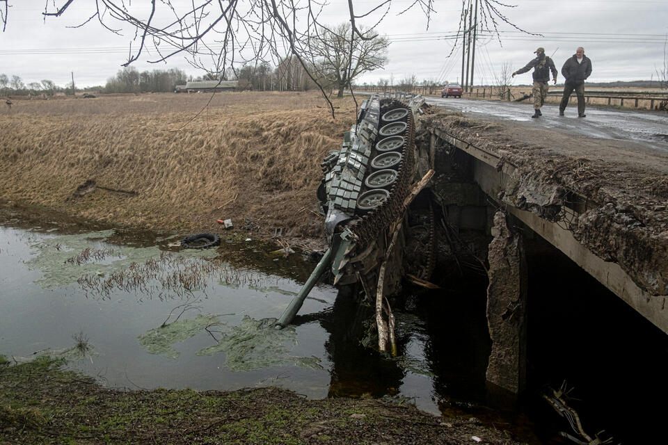 Zniszczony rosyjski czołg w regionie czernihowskim. / autor: PAP/EPA