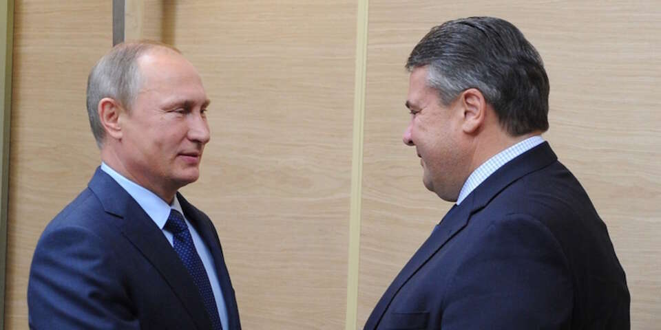 Władimir Putin i wicekanclerz Niemiec Sigmar Gabriel. fot. PAP/EPA