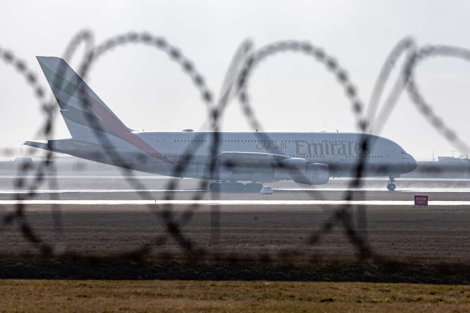 Samolot pasażerski Airbus A380 linii Emirates stoi na lotnisku im. Václava Havla w Pradze / autor: PAP/EPA