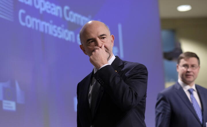 komisarz UE ds. finansów Pierre Moscovici  / autor: PAP/EPA/OLIVIER HOSLET