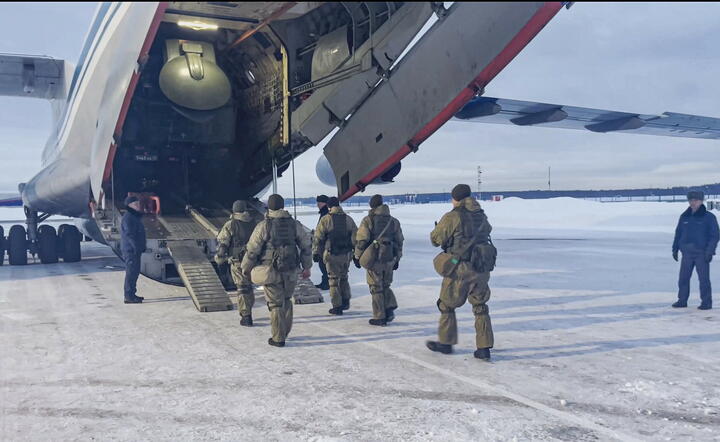 Rosyjscy żołnierze przed wylotem do Kazachstanu / autor: PAP/EPA
