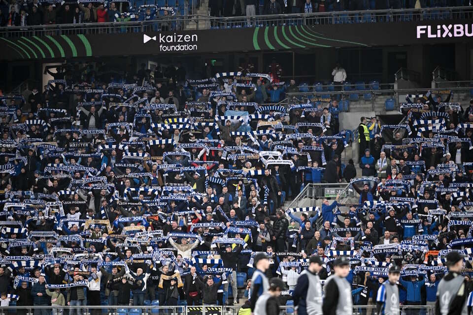 Na zdjęciu kibice Lecha Poznań podczas meczy z Szachtarem Donieck w 1/8 Ligi Konferencji UEFA / autor: PAP/Jakub Kaczmarczyk