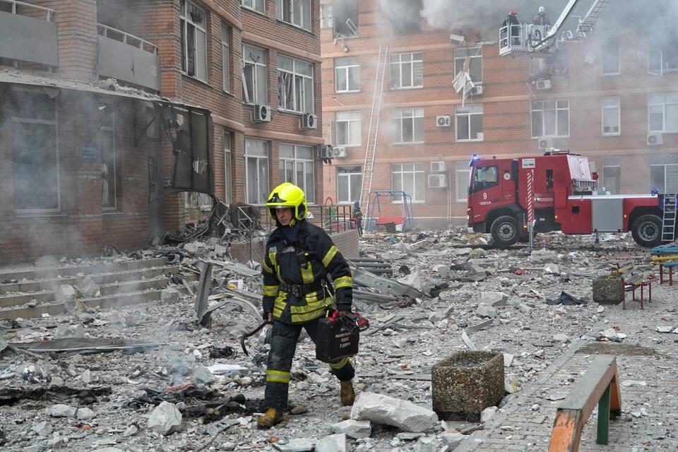  Zniszczenia po zmasowanym ataku rakietowym i z użyciem dronów przez wojska rosyjskie w Odessie / autor: PAP/Alena Solomonova