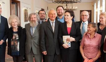 Lawirantka Ewa Kopacz: Jedną ręką obejmuje z troską seniorów, drugą przyczynia się do wzrostu cen leków