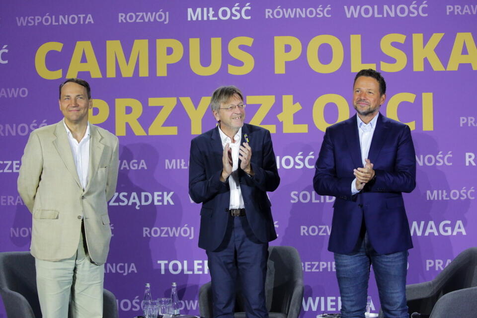 Guy Verhofstadt, Radosław Sikorski, Rafał Trzaskowski / autor: PAP/Tomasz Waszczuk