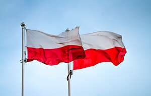 Na zdjęciu dwie polskie flagi na masztach / autor: Fratria