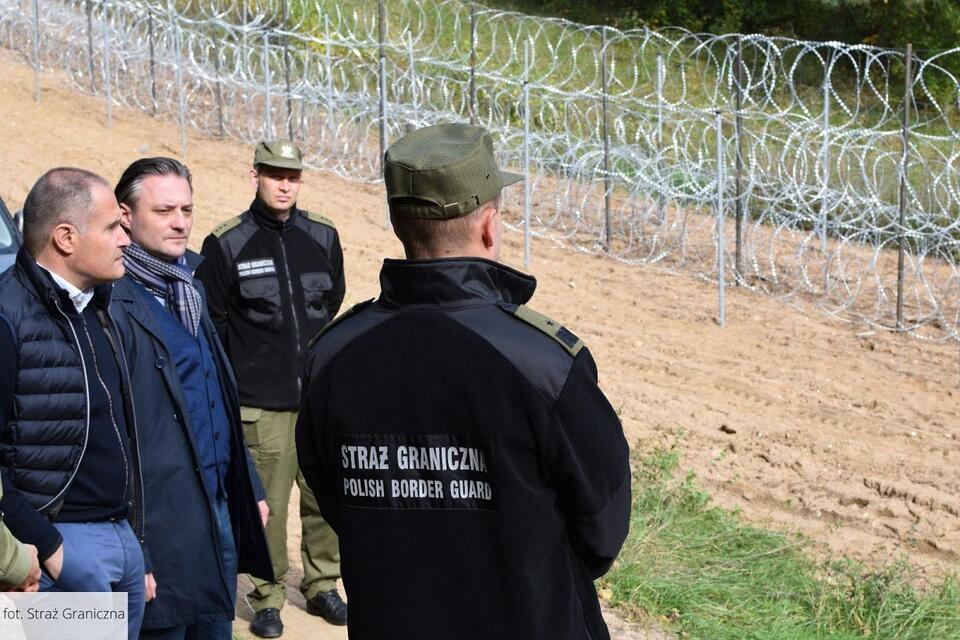 Dyrektor Frontexu Fabrice Leggeri i wiceszef MSWiA Bartosz Grodecki  na granicy polsko-białoruskiej / autor: Twitter/Straż Graniczna