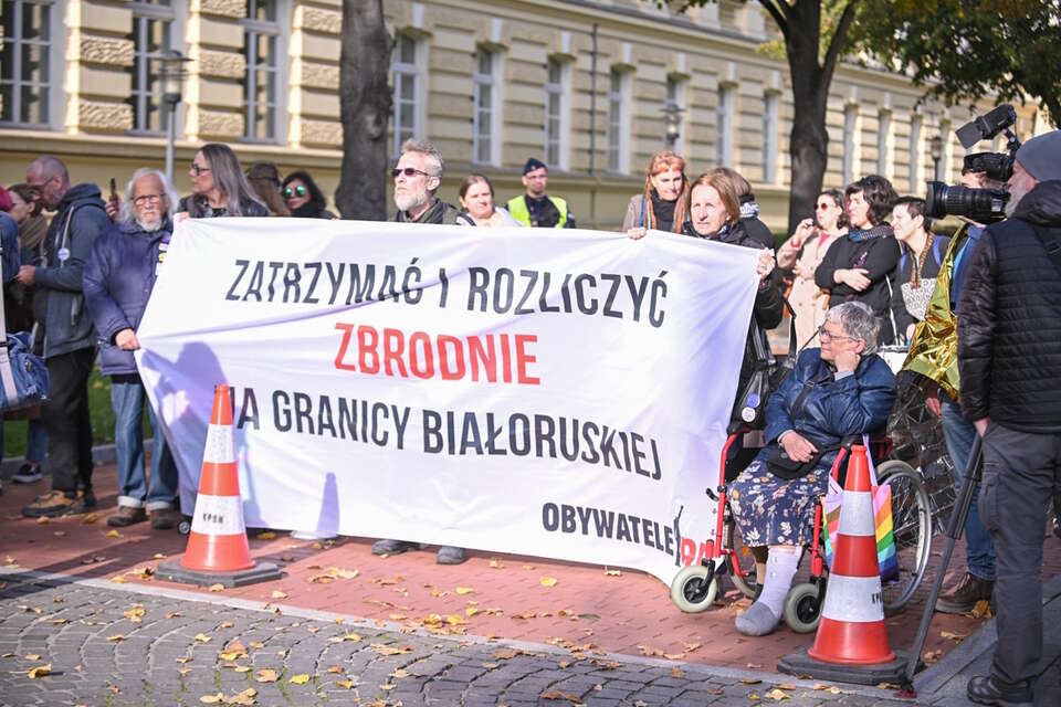 	WARSZAWA PROTEST PRZED KPRM WS. SYTUACJI NA GRANICY / autor: PAP/Marcin Obara