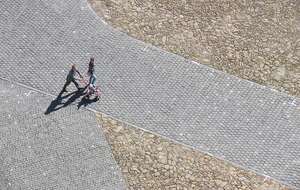 zdjęcie ilustracyjne - rodzice z małą córką na spacerze / autor: Fratria