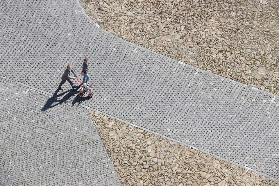 zdjęcie ilustracyjne - rodzice z małą córką na spacerze / autor: Fratria