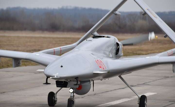 Dron Bayraktar / autor: Ministry of Defence of Ukraine, CC BY 4.0 <https://creativecommons.org/licenses/by/4.0>, via Wikimedia Commons