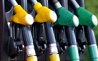 Analitycy: Niższe ceny paliw w okolicach długiego weekendu