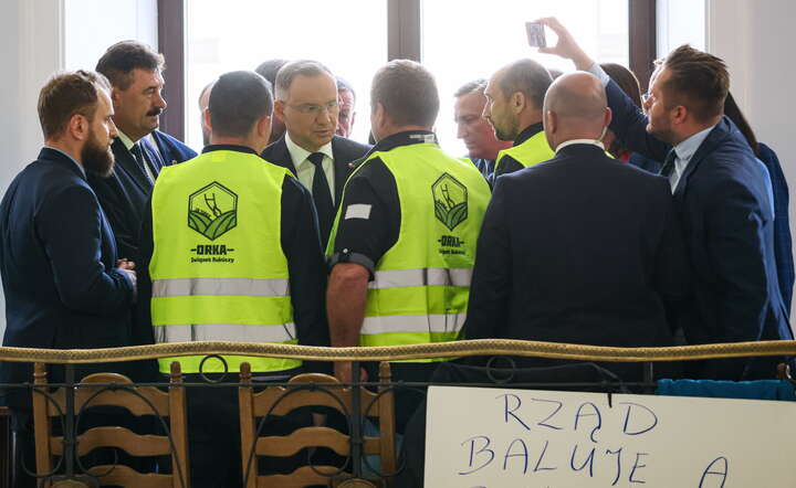Prezydent Andrzej Duda podszedł do protestujących rolników / autor: PAP