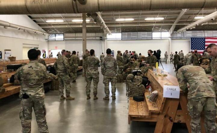 Amerykańscy żołnierze w trakcie wylotu  / autor: PAP/Twitter/Haley Britzky 