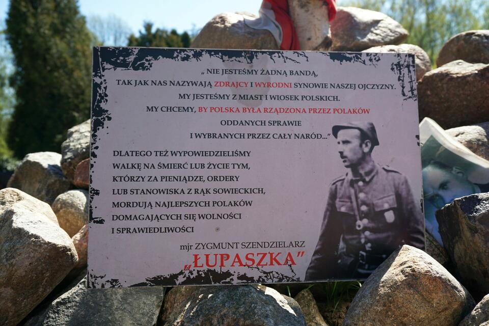 Symboliczna mogiła Zygmunta Edwarda Szendzielarza, ps. „Łupaszka”, Cmentarz Powązkowski, 2015 rok / autor: wPolityce.pl