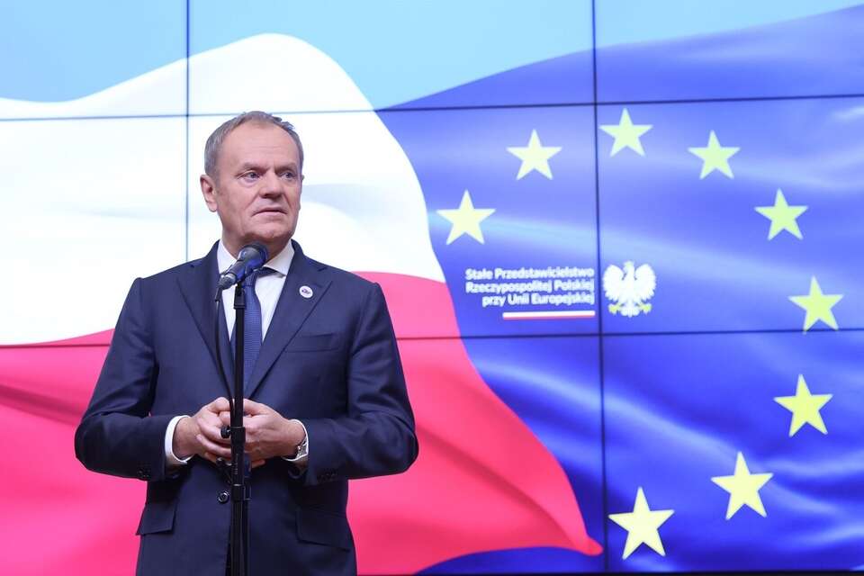 Donald Tusk podczas  spotkania z pracownikami Stałego Przedstawicielstwa Rzeczypospolitej Polskiej przy Unii Europejskiej  / autor: X/ Kancelaria Premiera