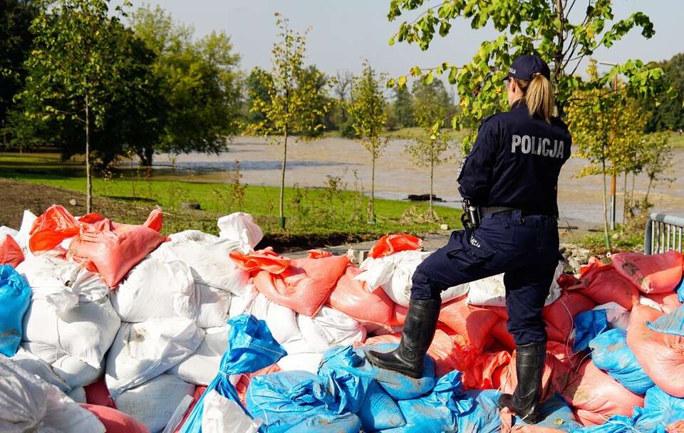 Policja patroluje stan rzeki z lądu w Nysie / autor: PAP/Sławek Pabian