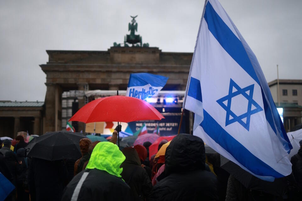 Manifestacja solidarności z Izraelem w Berlinie / autor: PAP/EPA/CLEMENS BILAN