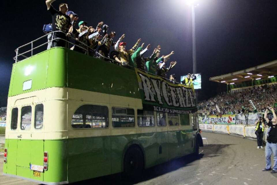 Feta na cześć Drużynowych Mistrzów Polski, żużlowców Stelmet Falubazu Zielona Góra po wygraniu finałowego meczu żużlowej Speedway Ekstraligi z Unią Leszno, 02 bm., PAP