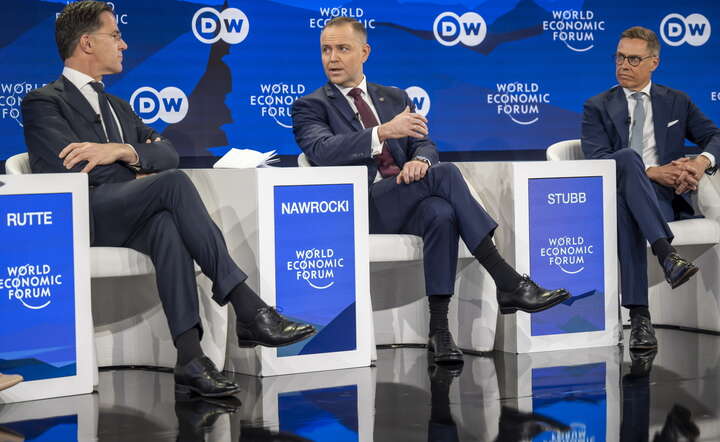 Prezydent Karol Nawrocki (C), sekretarz generalny NATO Mark Rutte (L) i prezydent Finlandii Alexander Stubb (P) w panelu dyskusyjnym poświęconym obronności Europy / autor: PAP/EPA/GIAN EHRENZELLER