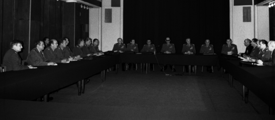 Posiedzenie Wojskowej Rady Ocalenia Narodowego 14 grudnia 1981 roku / autor: Unknown/commons.wikimedia.org
