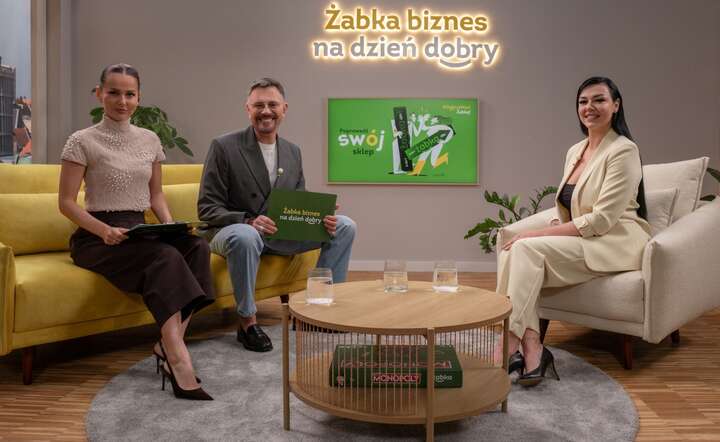 Krzysztof Ibisz (C) i Paulina Sykut-Jeżyna (P), prowadzący trzeciej edycji podcastów Żabki / autor: materiały prasowe Żabka