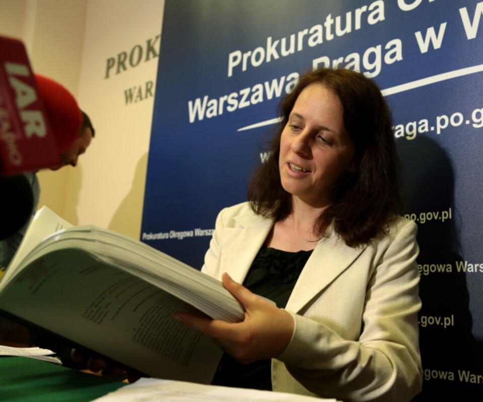 Prokuratior Renata Mzur ogłasza decyzje o umotrzeniu śledztwa. Fot. PAP / Tomasz Gzell