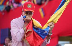 Prezydent Wenezueli Nicolas Maduro całuje flagę podczas wiecu w Caracas / autor: PAP/EPA