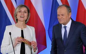 Premier Donald Tusk wręczył premier Islandii Kristrun Frostadottir wafelek czekoladowy Prince-Polo.  / autor: PAP/Paweł Supernak