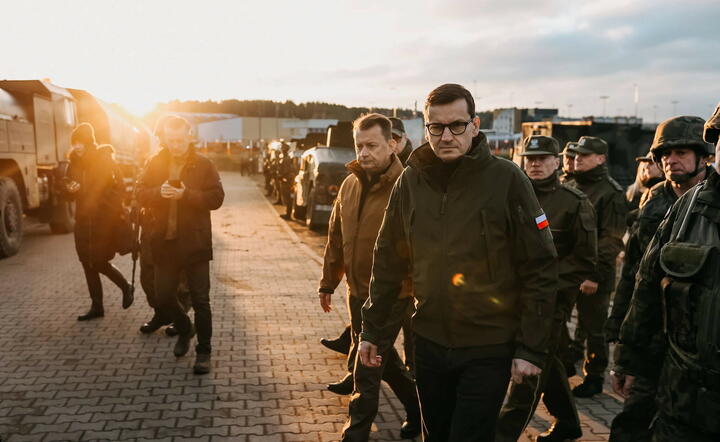 premier Mateusz Morawiecki i szef MON Mariusz Błaszczak podczas spotkania z żołnierzami i oficerami / autor: fotoserwis PAP