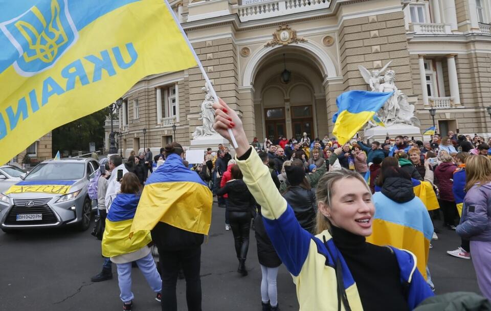 Ukraińcy, którzy uciekli przed Rosjanami z Chersonia, świętujący wyzwolenie miasta w Odessie  / autor: PAP/EPA/STR