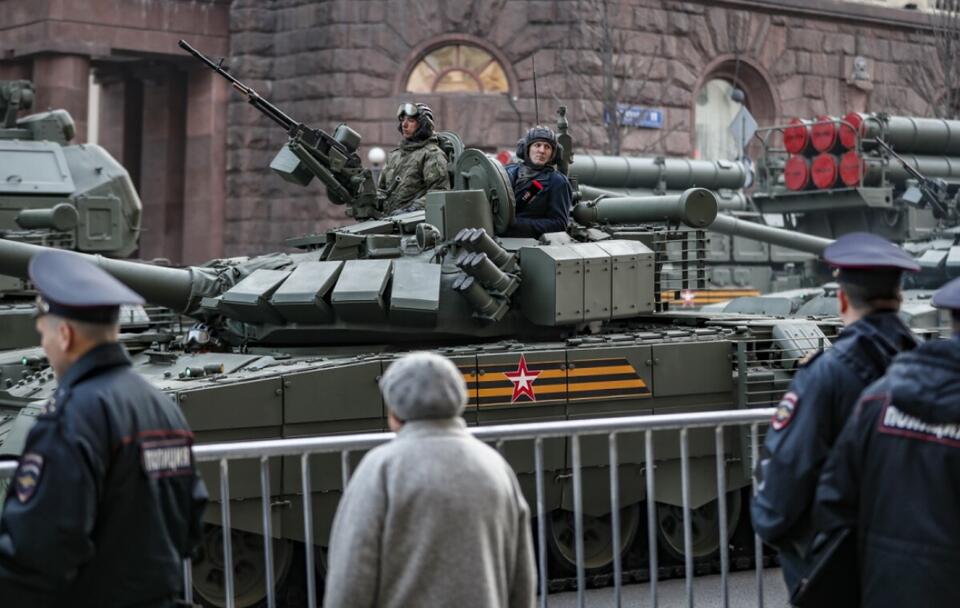 Rosyjskie czołgi na ulicach Moskwy podczas próby Dnia Zwycięstwa / autor: PAP/EPA/YURI KOCHETKOV