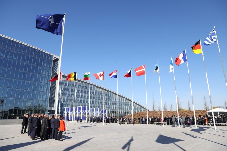 ceremonia wciągnięcia na maszt flagi Finlandii przed kwaterą główną NATO w Brukseli / autor: PAP/EPA