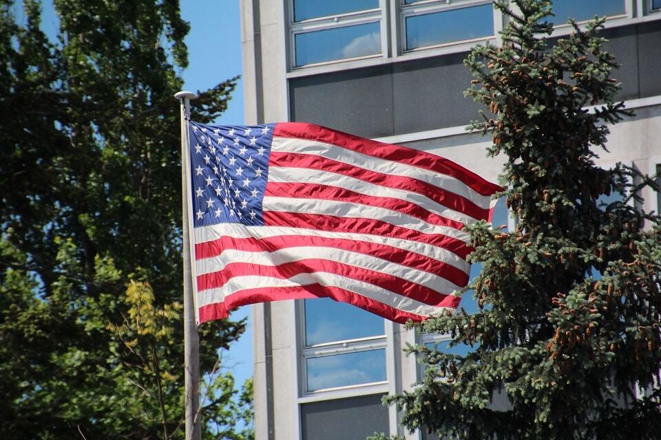 Flaga amerykańska w ambasadzie USA w Warszawie / autor: Fratria