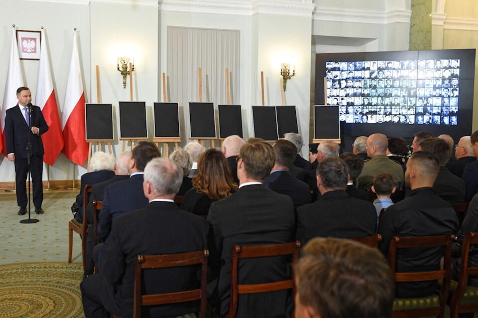 Prezydent Andrzej Duda podczas uroczystości wręczenia not identyfikacyjnych członkom rodzin ofiar totalitaryzmu komunistycznego w Pałacu Prezydenckim. / autor: PAP/Radek Pietruszka