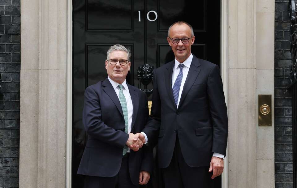 Keir Starmer i Friedrich Merz / autor: PAP/EPA/NEIL HALL / POOL