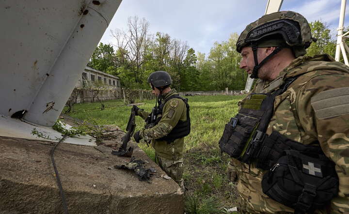 Ukraińscy żołnierze w okolicach Charkowa / autor: PAP/EPA/SERGEY KOZLOV