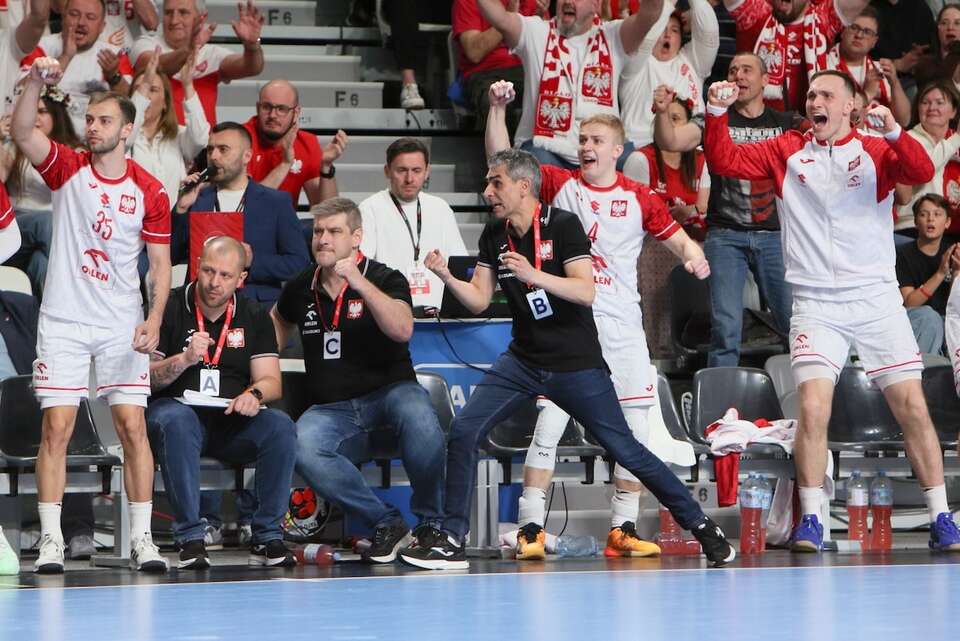 Trener reprezentacji Polski Jesus Javier Fernandes Gonzales (C) podczas meczu eliminacyjnego mistrzostw Europy 2026 piłkarzy ręcznych z Rumunią / autor: PAP/Lech Muszyński
