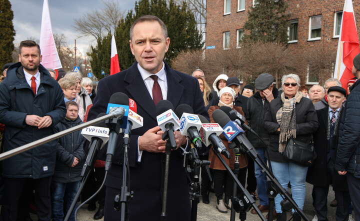 Karol Nawrocki (C) podczas konferencji prasowej przed Zakładami Azotowymi w Kędzierzynie-Koźlu / autor: PAP/Krzysztof Świderski