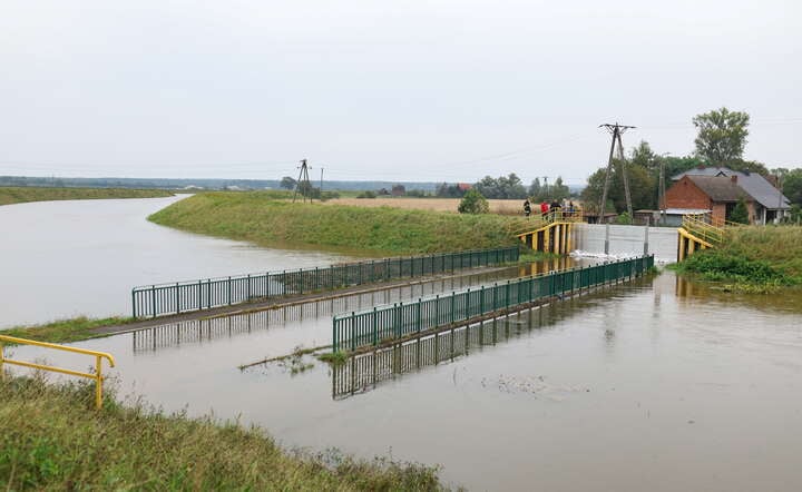 Dynamiczna sytuacja powodziowa. Zapora na rzece Rudej w miejscowości Kuźnia Raciborska / autor: PAP/Michał Meissner