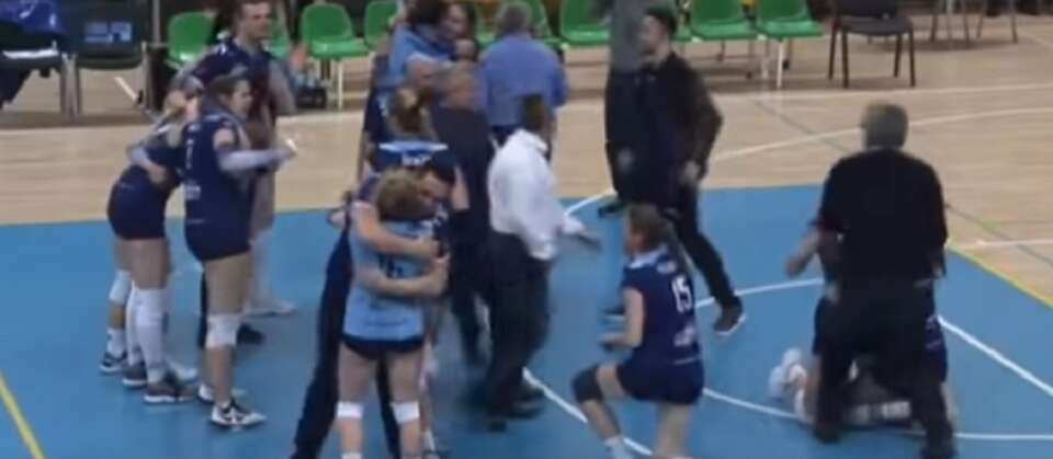 Siatkarki Jokera cieszyły sę po wygraniu pierwszej ligi nie wiedząc, że nie powalczą o LSK / autor: youtube Pioterek9