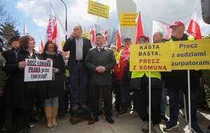 Na zdjęciu manifestacja przeciwników pseudoślubowania kandydatów na sędziów do TK w Sejmie / autor: PAP/Rafał Guz