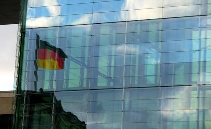 Flaga Niemiec, biurowiec / autor: Pixabay