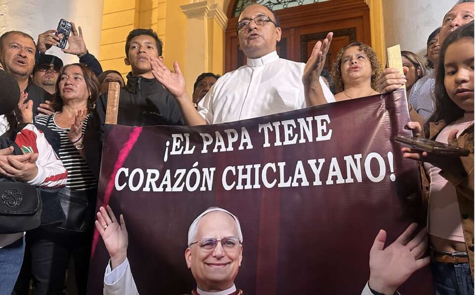 Wierni diecezji Chiclayo świętują wybór kard. Prevosta na papieża / autor: PAP/EPA/MIKHAIL HUACAN
