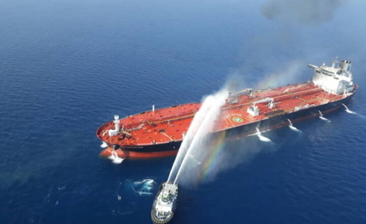 Gaszenie pożaru na norweskim tankowcu Front Altair, zaatakowanym w Zatoce Omańskiej / autor: PAP/EPA/STR